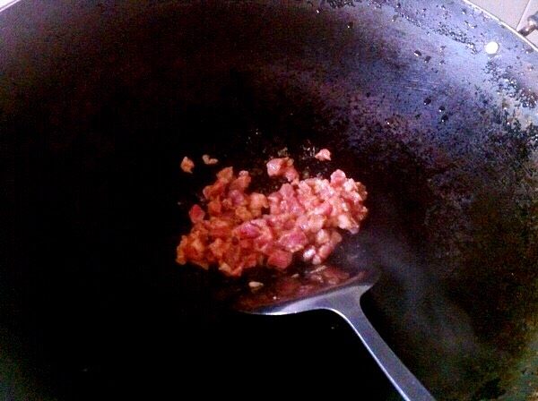 （少儿菜谱）蔬菜焗饭,锅里加入小许油，把猪肉加入锅里爆炒几下。