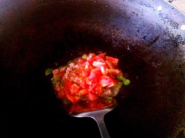（少儿菜谱）蔬菜焗饭,最后把番茄囊倒进锅里，炒至8成熟。
