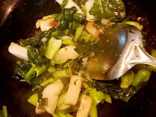 青菜肉末炒年糕,再加入青菜的叶子部分，加入适量的盐翻炒至青菜断生。