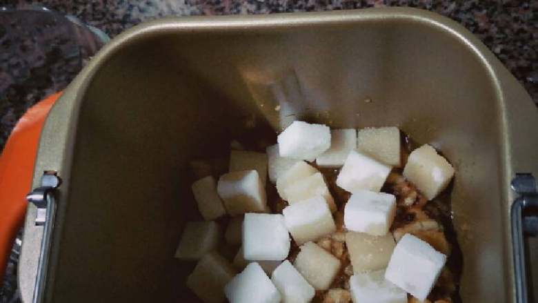 蔓越莓苹果酱,把上步骤材料放进面包桶，然后加入糖。