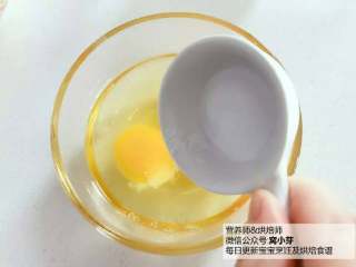 宝宝辅食：西兰花鸡肉烘蛋,在鸡蛋中加入少许盐调味，并搅打均匀。
》此时可以在鸡蛋中滴入几滴柠檬汁，可以给鸡蛋去腥。