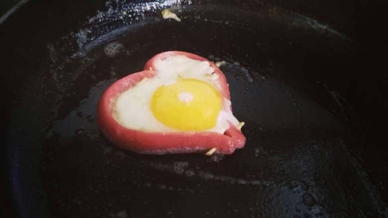爱心火腿煎蛋🍳,为了美观，可用锅铲将鸡蛋边缘露出部分铲去。