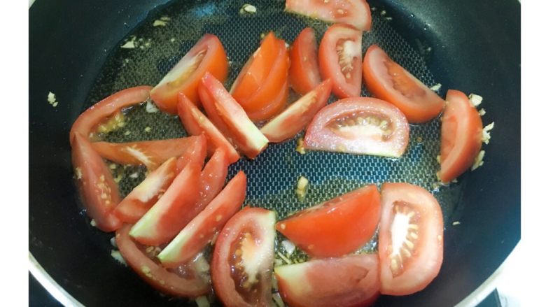 有一种幸福叫番茄炒蛋,-当蒜和姜的香味充分出来之后，放入番茄