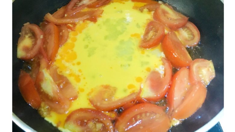 有一种幸福叫番茄炒蛋,-2分钟后，倒入鸡蛋，翻炒