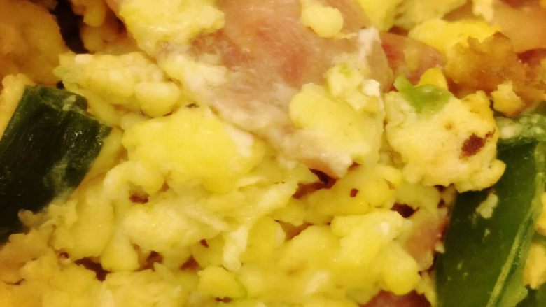 培根炒青椒鸡蛋,把蛋液洒到菜上面抱团、就可以出锅了