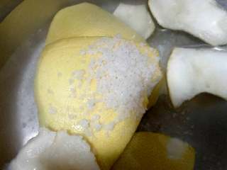 柚子皮糖,用个盆下点水，柚皮用盐搓洗几遍，去掉表皮的农药灰尘，搓洗干净。