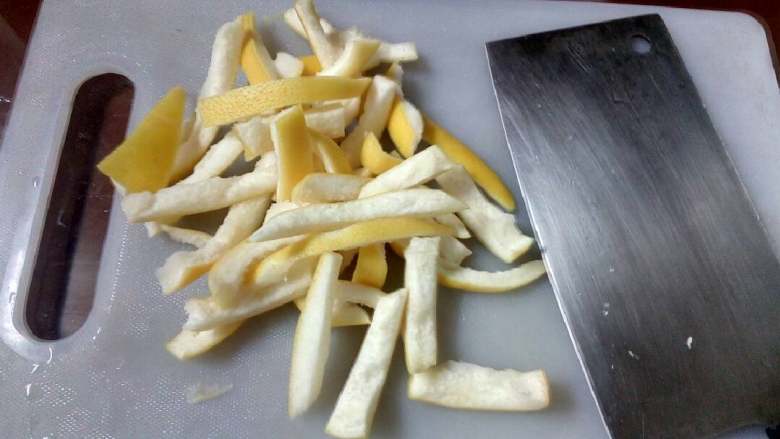 柚子皮糖,控干水，用刀把里面白色层片掉一半，然后切成大小随意的条状
