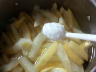 柚子皮糖,冷水下锅，把切条的柚子皮倒入锅里，下一点盐煮开。
