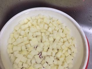 土豆牛肉酱面,土豆切1厘米大小粒，放清水里把淀粉洗净