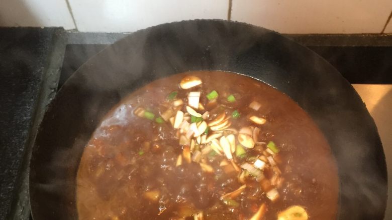 土豆牛肉酱面,土豆熟后加入适量盐，咸淡合适后用湿淀粉勾芡使汤汁浓厚