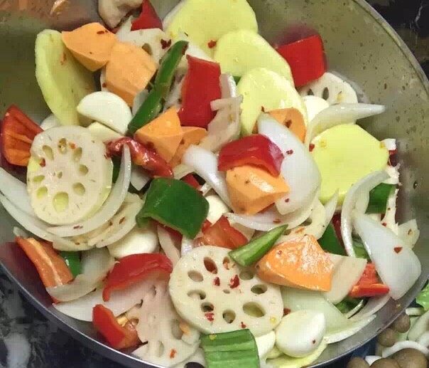 三汁焖锅,所有蔬菜洗净切好拌上一点辣椒面和生油