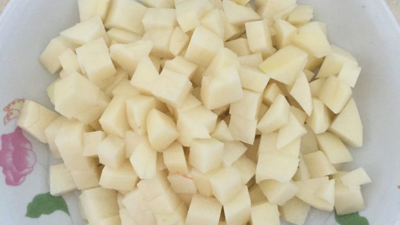 土豆排骨焖饭,土豆切小块泡水。