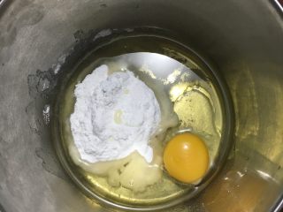 葱香小桃酥,糖粉、植物油和鸡蛋放进盆里，用蛋抽搅拌均匀