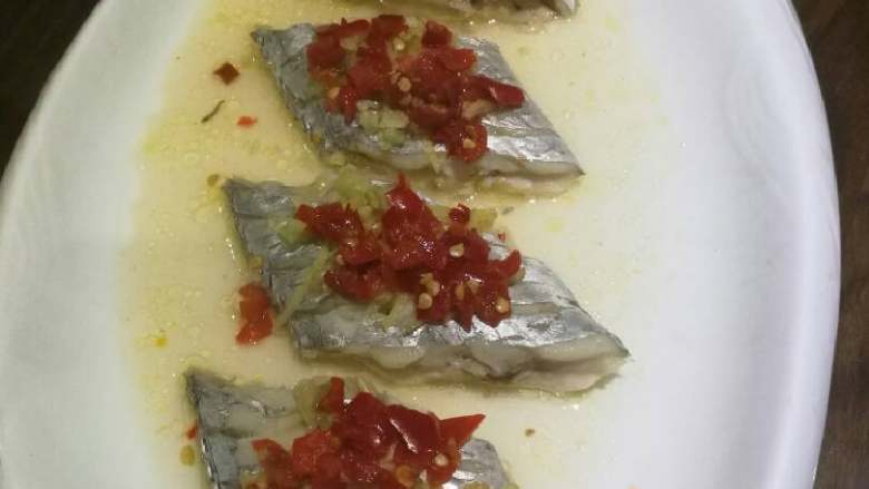 清蒸带鱼,为了增加食欲，也可以换个盘装，并倒入蒸盘内汤汁。