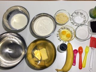 水果玛芬蛋糕,将所有食材和工具准备齐全，开始制作啦！