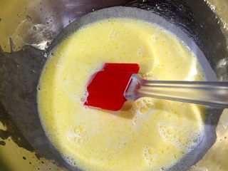 水果玛芬蛋糕,将黄油放入A盆隔水融化，淡奶油放入奶锅加热至40-50度即可，并将淡奶油到入A盆