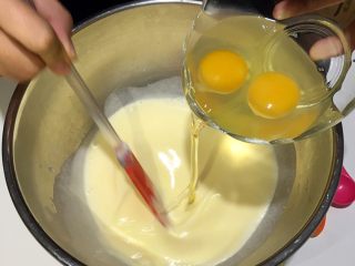 水果玛芬蛋糕,将鸡蛋分两次加入黄油中，直到搅拌均匀，继续加入柠檬汁搅拌均匀