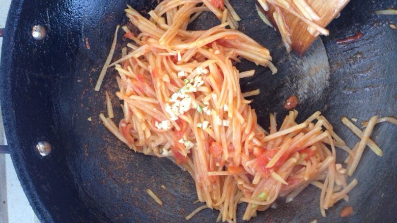 西红柿土豆,最后头出锅时放入切好的蒜末，翻炒均匀，出锅