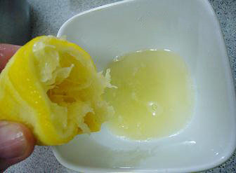柠檬小蛋糕,将柠檬汁挤在一只小碗里备用。