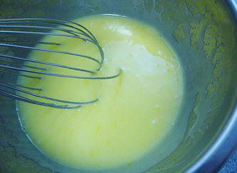 柠檬小蛋糕,用打蛋器搅拌均匀呈乳化状。