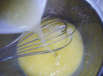 柠檬小蛋糕,加入柠檬汁快速拌匀。