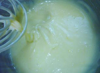 柠檬小蛋糕,此时的面糊浓稠度如照片所示，用打蛋器舀起后流淌在盆中时会出现叠加的痕迹，将面糊静置半小时。