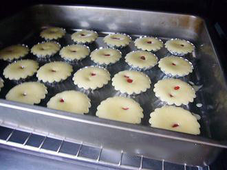柠檬小蛋糕,烤箱提前15分钟190度预热后，将烤盘放在中层，同样温度烤12分钟即可。