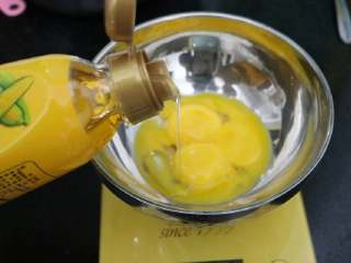 ≈橘子戚风≈,蛋黄和蛋清分开，在蛋黄中加入30ml植物油，搅拌均匀