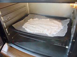 芝麻肉松饼干,把低筋面粉先用180度烤10分钟，待凉备用。