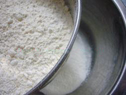 芝麻肉松饼干,将低筋面粉、糖粉混后过筛。
