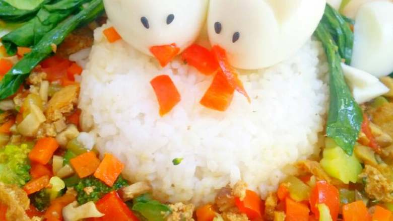 鸡蛋的华丽变身③#挑战鸡蛋的100种做法#,再把煮好的菜丁围米饭一圈，摆造型0K