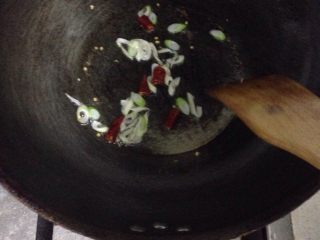 肉炒菜花,倒底油，热了放葱和辣椒