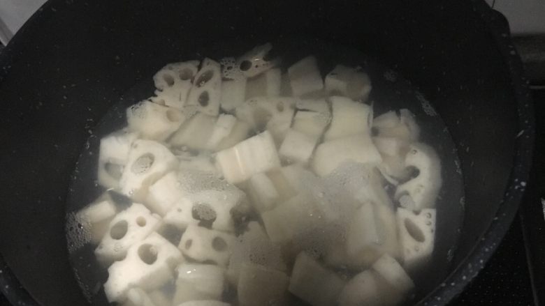 糖醋藕块,切成小块后开水煮两分钟，滤水备用
