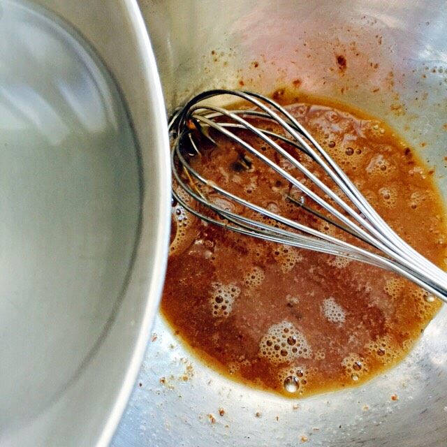 虾酱鸡蛋羹#春意绿#,加入一倍的温水继续搅拌、不要一下把水倒入、分3次加入