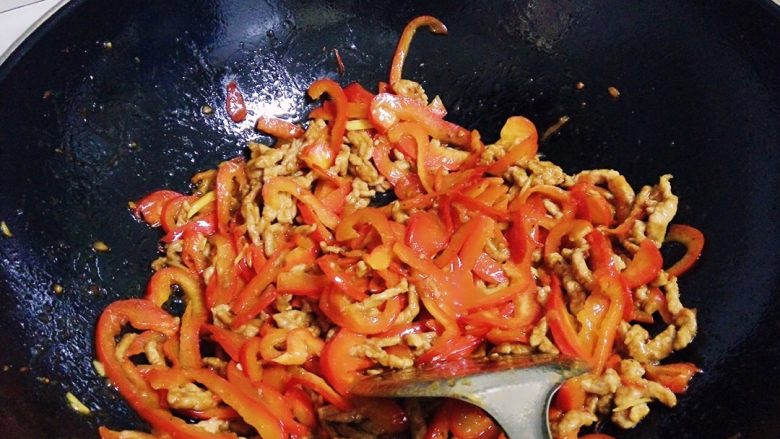 甜椒肉丝,倒入青椒或甜椒丝，翻炒两分钟加入盐味和鸡精出锅。
