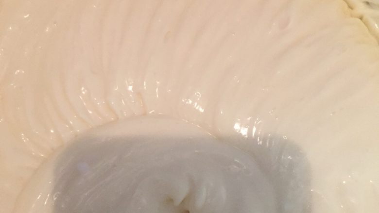 提拉米苏蛋糕,另取一干净的盆倒入，200ML淡奶油用打蛋器低速打发打到出现纹路，用打蛋器能挑起来有尖不掉。