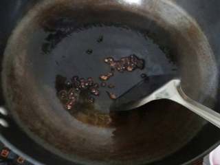 醋溜西葫芦,炒锅热油，花椒粒放入炝出味捞出