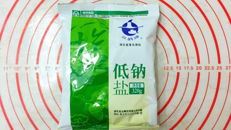 Diy 正宗韩国辣白菜,准备低钠盐一包。