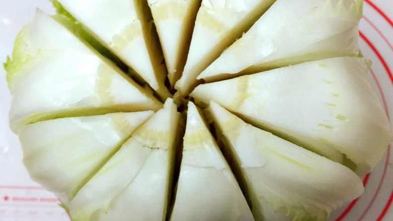 Diy 正宗韩国辣白菜,大白菜从底部劈开，成10个等份。