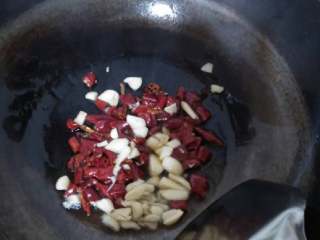 醋溜西葫芦,热锅，先放干辣椒炝味，再把拍好的大蒜倒进去