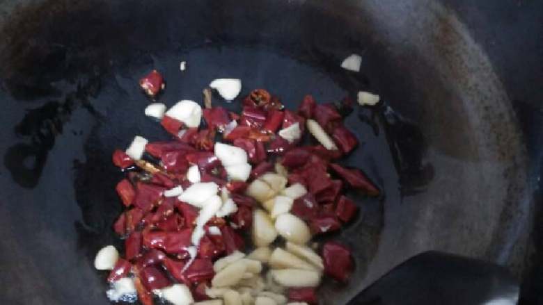 醋溜西葫芦,热锅，先放干辣椒炝味，再把拍好的大蒜倒进去