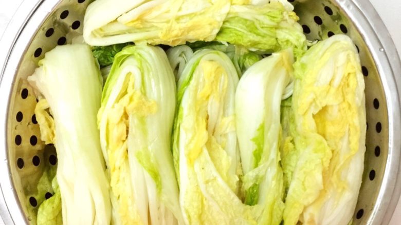 Diy 正宗韩国辣白菜,把腌制好的大白菜叶挤干水份。