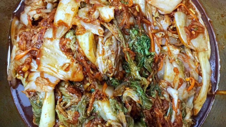 Diy 正宗韩国辣白菜,把大白菜依次放入，保证每一片叶子都抹到酱料。