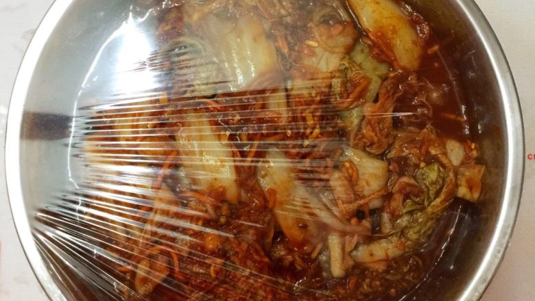 Diy 正宗韩国辣白菜,在盆子上面裹上保鲜膜，在室温发酵一天。