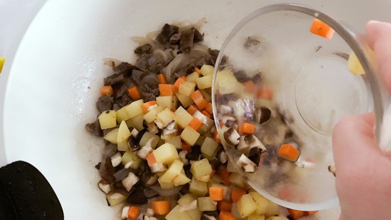 宝宝辅食：有饭、有菜、有肉，啥都有的土豆牛肉焖饭！18M+,牛肉炖完后，倒入步骤7中准备好的土豆胡萝卜香菇丁。
