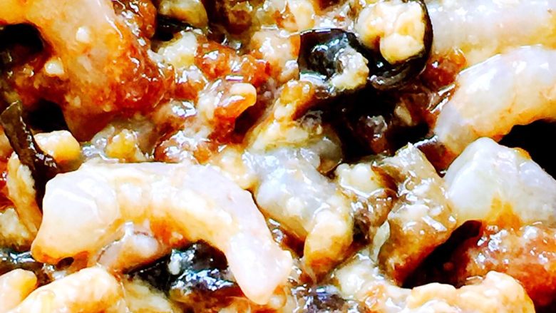 彩色虾仁饺子#春意绿#,加入切碎的木耳和虾仁、加入适量的盐和食用油拌匀