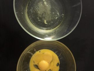 抹茶红豆蛋糕卷,蛋白蛋黄分离，蛋黄留用蛋白入冰箱（低温的蛋白更容易打发）

