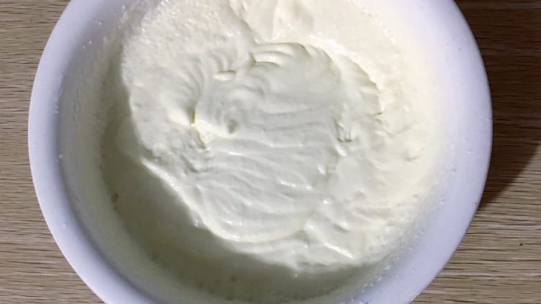 🌈彩虹酸奶慕斯蛋糕🍰,奶油加入糖粉，用打蛋器打发到7成，大概和酸奶一样稠度就行。