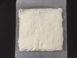抹茶红豆蛋糕卷,它在一旁定型的时候，我们去用糖粉和淡奶油一起打发
定型好后拆开抹上已经打发好的奶油
（一头抹的奶油多，尾处只是薄薄一层，
目的是卷的时候方便）

