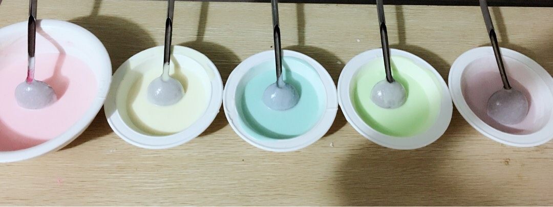🌈彩虹酸奶慕斯蛋糕🍰,按顺序加入果汁粉，拌匀，一会儿就按这样的顺序，从左往右倒。